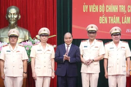 Chủ tịch nước Nguyễn Xuân Phúc với lãnh đạo Cục An ninh nội địa. (Ảnh: Thống Nhất/TTXVN)