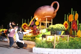 Không gian Hội Xuân Huế 2022 thu hút nhiều người đến tham quan và chụp hình lưu niệm. (Ảnh: Tường Vi/TTXVN)