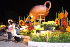 Không gian Hội Xuân Huế 2022 thu hút nhiều người đến tham quan và chụp hình lưu niệm. (Ảnh: Tường Vi/TTXVN)