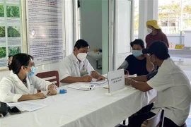 Cán bộ Trạm y tế thị trấn Phước Dân, huyện Ninh Phước khám sức khỏe cho người dân trước khi tiêm vaccine phòng COVID-19. (Ảnh: Công Thử/TTXVN)