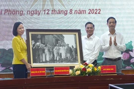 Lãnh đạo thành phố Hải Phòng, Thông tấn xã Việt Nam và báo Nhân dân dự lễ ký kết. (Ảnh: Hoàng Ngọc/TTXVN)