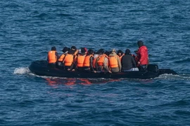 Người di cư tìm cách vượt qua eo biển Manche vào Anh. (Ảnh: AFP/TTXVN)
