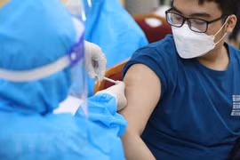 Tiêm vaccine phòng COVID-19 tại Hà Nội. (Ảnh: Minh Quyết/TTXVN)