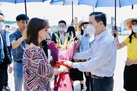 Ông Bùi Văn Khắng, Phó Chủ tịch UBND tỉnh Quảng Ninh tặng hoa, chào mừng Tổng thống Hy Lạp Katerina Sakellaropoulou cùng Đoàn đại biểu cấp cao Hy Lạp đến tham quan vịnh Hạ Long. (Nguồn: Báo Quảng Ninh)