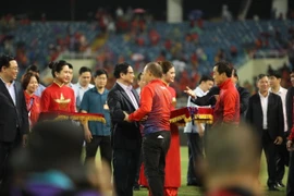 Thủ tướng Phạm Minh Chính bắt tay huấn luyện viên trưởng U23 Việt Nam Park Hang-seo, bày tỏ sự cám ơn tới vị 'thuyền trưởng' tài ba của bóng đá Việt Nam trong suốt những năm qua. (Ảnh: Minh Quyết/TTXVN)