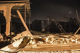 Hiện trường một vụ không kích của Israel xuống khu vực Latakia, Syria. (Ảnh: AFP/TTXVN)