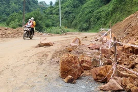 Nhiều điểm sạt lở xuất hiện trên tỉnh lộ 156B gây nguy hiểm cho người tham gia giao thông. (Ảnh: Quốc Khánh/TTXVN)