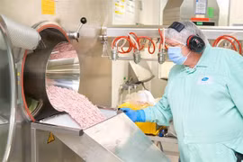 Thuốc viên uống Paxlovid điều trị COVID-19 của hãng Pfizer được sản xuất tại nhà máy ở Freiburg, Đức. (Ảnh: AFP/TTXVN)