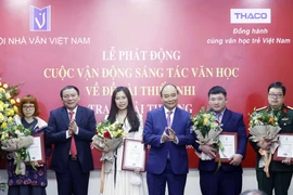 Chủ tịch nước Nguyễn Xuân Phúc trao giải thưởng cho các tác giả trẻ. (Ảnh: Thống Nhất/TTXVN)
