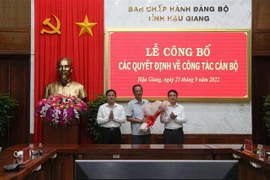 Ông Châu Minh Tiến nhận quyết định về công tác cán bộ. (Ảnh: Hồng Thái/TTXVN)