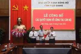 Ông Châu Minh Tiến nhận quyết định về công tác cán bộ. (Ảnh: Hồng Thái/TTXVN)