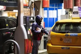 Người dân bơm xăng cho phương tiện tại trạm xăng ở New York, Mỹ, ngày 25/2/2022. (Ảnh: THX/TTXVN)