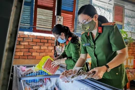 Lực lượng Cảnh sát môi trường, Công an thành phố Cần Thơ kiểm tra một cơ sở kinh doanh thực phẩm đông lạnh. (Ảnh: Thanh Liêm/TTXVN)