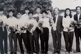 Nhà giáo Lê Hải Châu (thứ 3 từ phải sang) dẫn đoàn tham dự IMO 1976