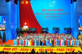 Ban Chấp hành Trung ương Hội Liên hiệp Phụ nữ Việt Nam khóa XIII ra mắt Đại hội. (Ảnh: Minh Đức/TTXVN)