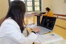 Giáo viên dạy học online ngay tại trường sau giờ lên lớp dạy trực tiếp. (Ảnh minh họa: Đại Nghĩa/TTXVN)