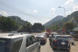 Phương tiện lưu thông trên đèo Bảo Lộc. (Nguồn: TTXVN)