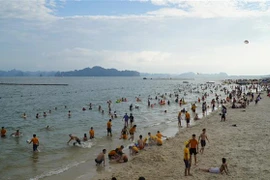 Bãi biển Bãi Cháy (thành phố Hạ Long) nhộn nhịp du khách. (Ảnh: Thanh Vân/TTXVN)