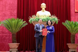 Bà Trương Thị Mai, Ủy viên Bộ Chính trị, Bí thư Trung ương Đảng, Trưởng Ban Tổ chức Trung ương trao quyết định cho ông Nguyễn Phi Long. (Ảnh: Thanh Hải/TTXVN)