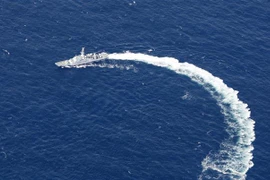 Tàu tuần tra của Lực lượng bảo vệ bờ biển Nhật Bản tham gia tìm kiếm nạn nhân mất tích sau vụ chìm tàu du lịch Kazu I ở ngoài khơi bờ biển Hokkaido ngày 24/4. (Ảnh: Kyodo/TTXVN)