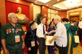 Tổng Bí thư Nguyễn Phú Trọng tặng quà cho các đại biểu người có công tiêu biểu toàn quốc. (Ảnh: Trí Dũng/TTXVN)