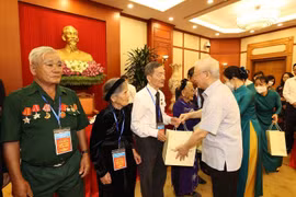 Tổng Bí thư Nguyễn Phú Trọng tặng quà cho các đại biểu người có công tiêu biểu toàn quốc. (Ảnh: Trí Dũng/TTXVN)