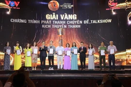 Ông Lê Quốc Minh, Chủ tịch Hội Nhà báo Việt Nam cùng lành đạo tỉnh Tây Ninh trao giải thưởng vàng cho các tác giả có tác phẩm xuất sắc. (Ảnh: Thanh Vũ/TTXVN)