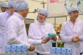 Trong chuyến thăm, bà Hanneke Schuiling (giữa) đánh giá cao sự phát triển không ngừng của FrieslandCampina suốt hơn 25 năm đồng hành 'Vì một Việt Nam vươn cao vượt trội.' (Nguồn: Vietnam+)