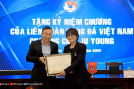 Ông Trần Quốc Tuấn, Quyền Chủ tịch VFF tặng Kỷ niệm chương cho bác sỹ Choi. (Ảnh: VFF)