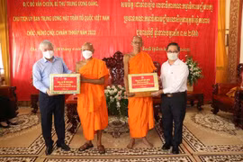 Ông Đỗ Văn Chiến, Bí thư Trung ương Đảng, Chủ tịch Ủy ban Trung ương Mặt trận Tổ quốc Việt Nam và Chủ tịch Ủy ban Nhân dân thành phố Cần Thơ Trần Việt Trường tặng quà tết cho các đại biểu. (Ảnh: Ngọc Thiện/TTXVN)