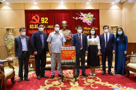 Phó Chủ tịch Quốc hội Trần Quang Phương (thứ 3 từ trái sang) tặng quà chúc Tết lãnh đạo Thành ủy Đà Nẵng. (Ảnh: Trần Lê Lâm/TTXVN)