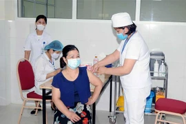 Tiêm vaccine ngừa COVID-19 cho người dân ở Sơn La. (Nguồn: TTXVN)