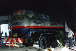 Xe bồn chở hóa chất đổ xuống bồn của cửa hàng bán lẻ xăng dầu Gia Khiêm Vũng Tàu. (Ảnh: TTXVN phát)
