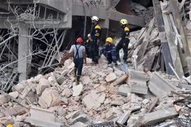 Lực lượng cứu hộ làm nhiệm vụ tại hiện trường vụ nổ khách sạn Saratoga ở thủ đô La Habana, Cuba. (Ảnh: AFP/TTXVN)