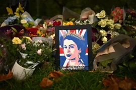 Người dân đặt hoa tưởng niệm Nữ hoàng Elizabeth II tại London, Anh. (Ảnh: AFP/TTXVN)