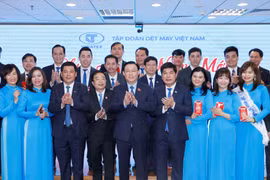 Chủ tịch Quốc hội Vương Đình Huệ với cán bộ, nhân viên Tập đoàn Dệt may Việt Nam. (Ảnh: Doãn Tấn/TTXVN)