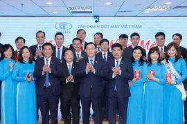 Chủ tịch Quốc hội Vương Đình Huệ với cán bộ, nhân viên Tập đoàn Dệt may Việt Nam. (Ảnh: Doãn Tấn/TTXVN)