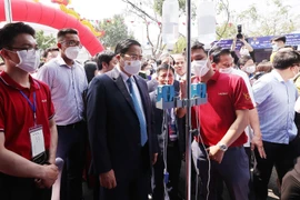 Thủ tướng Phạm Minh Chính tham quan trưng bày ý tưởng khởi nghiệp của học sinh, sinh viên. (Ảnh: Dương Giang/TTXVN)