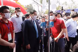 Thủ tướng Phạm Minh Chính tham quan trưng bày ý tưởng khởi nghiệp của học sinh, sinh viên. (Ảnh: Dương Giang/TTXVN)