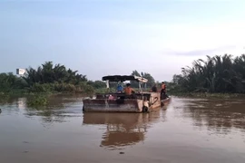 Phương tiện vận chuyển cát bơm hút trái phép. (Ảnh: TTXVN phát)