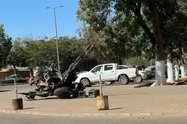 Quân đội triển khai bên ngoài đài truyền hình quốc gia ở Ouagadougou, Burkina Faso ngày 24/1/2022. (Ảnh: AFP/TTXVN)