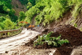 Một điểm sạt lở trên Quốc lộ 4H hồi đầu tháng Bảy. (Nguồn: TTXVN)
