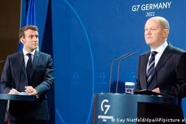 Thủ tướng Đức Olaf Scholz (phải) và Tổng thống Pháp Emmanuel Macron tại buổi họp báo. (Nguồn: AP)
