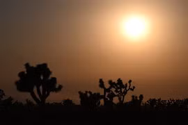 Hoàng hôn ở Lancaster, California (Mỹ) khi nhiệt độ lên tới 41,6 độ C, ngày 12/7/2021. (Ảnh: AFP/TTXVN)
