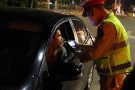 Kiểm tra nồng độ cồn tài xế lái xe đường dài tại trạm thu phí Pháp Vân-Cầu Giẽ. (Ảnh: Phạm Kiên/TTXVN)