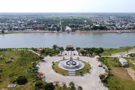 Tượng đài Chiến thắng bờ bắc sông Thạch Hãn. (Ảnh: Thanh Thủy/TTXVN)