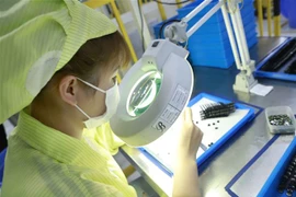 Sản xuất linh kiện điện tử. (Ảnh: Hoàng Hùng/TTXVN)