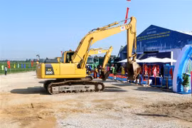 Máy móc, thiết bị của đơn vị thi công tiến hành động thổ. (Ảnh: Mạnh Tú/TTXVN)