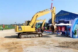 Máy móc, thiết bị của đơn vị thi công tiến hành động thổ. (Ảnh: Mạnh Tú/TTXVN)