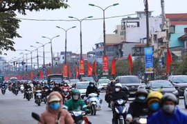 Khá đông người di chuyển từ Quốc lộ 1 vào thành phố Hà Nội. (Ảnh: Hoàng Hiếu/TTXVN)